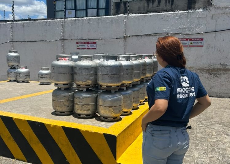 Preços da água variam até 87,5% e os do gás de cozinha, até 20% em Campina Grande, revela pesquisa do Procon-CG Preços da água variam até 87,5% e os do gás de cozinha, até 20% em Campina Grande, revela pesquisa do Procon-CG