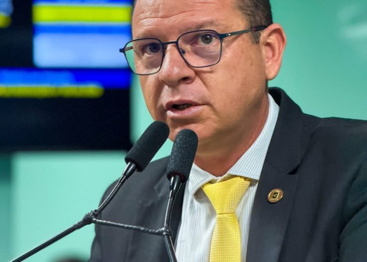 Projeto de lei de Dinho Papa-Léguas começa a sair do papel com instalação de totens de segurança em Campina Grande Projeto de lei de Dinho Papa-Léguas começa a sair do papel com instalação de totens de segurança em Campina Grande