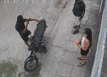 Assalto com arma de fogo é flagrado por câmera na Zona Sul de João Pessoa