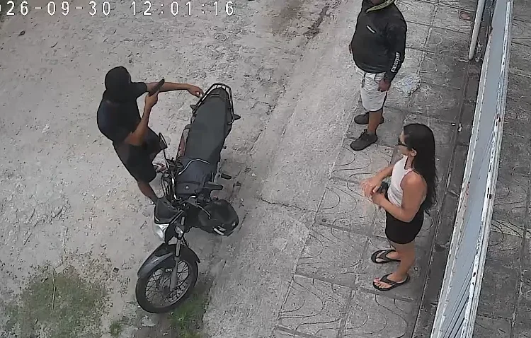 Assalto com arma de fogo é flagrado por câmera na Zona Sul de João Pessoa